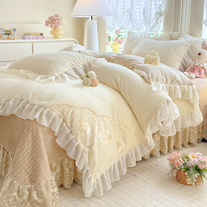 91家纺网 家纺一手货源 找家纺 唐人居 2025新款高克重兔毛绒花边夹棉床盖四件套-满满爱 满满爱-奶白