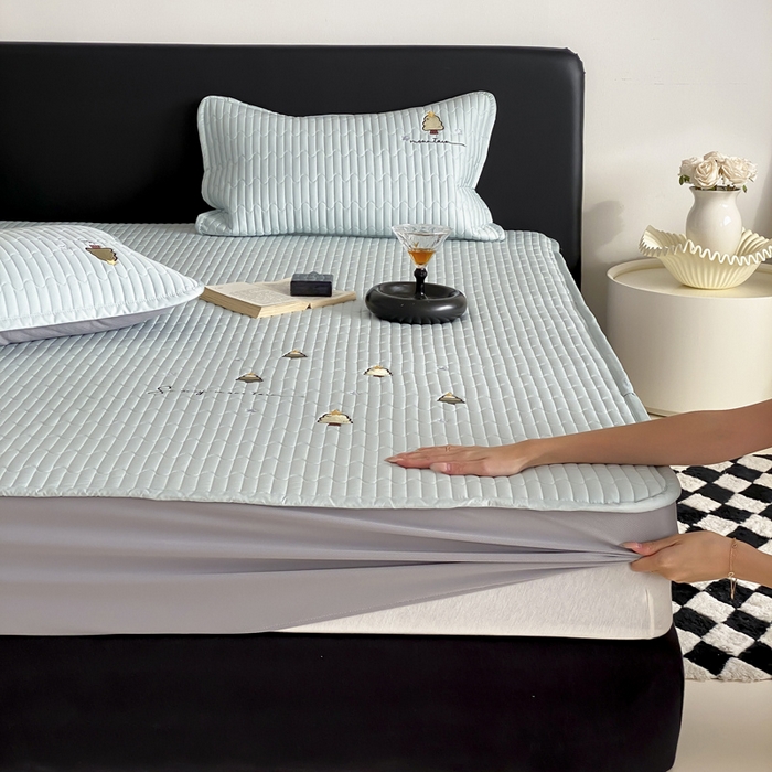 91家纺网 家纺一手货源 找家纺 （总）由有家居 2025新品50S双股全棉长绒棉刺绣绗缝夹棉床笠床垫保护罩三件套