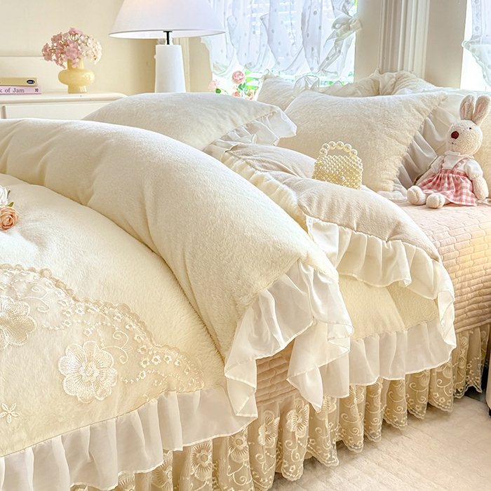 91家纺网 家纺一手货源 找家纺 唐人居 2025新款高克重兔毛绒花边夹棉床盖四件套-满满爱 满满爱-奶白