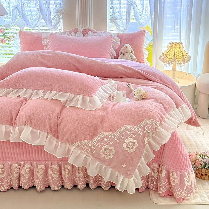 91家纺网 家纺一手货源 找家纺 唐人居 2025新款高克重兔毛绒花边夹棉床盖四件套-满满爱 满满爱-豆沙