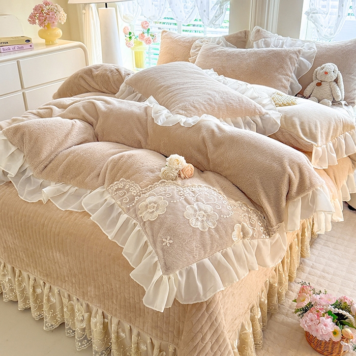 91家纺网 家纺一手货源 找家纺 唐人居 2025新款高克重兔毛绒花边夹棉床盖四件套-满满爱 满满爱-卡其