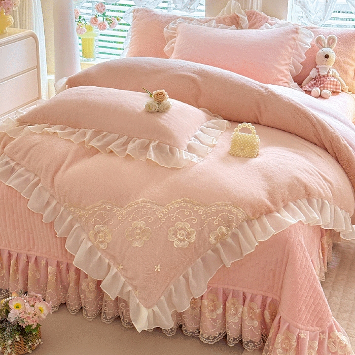 91家纺网 家纺一手货源 找家纺 唐人居 2025新款高克重兔毛绒花边夹棉床盖四件套-满满爱 满满爱-粉色