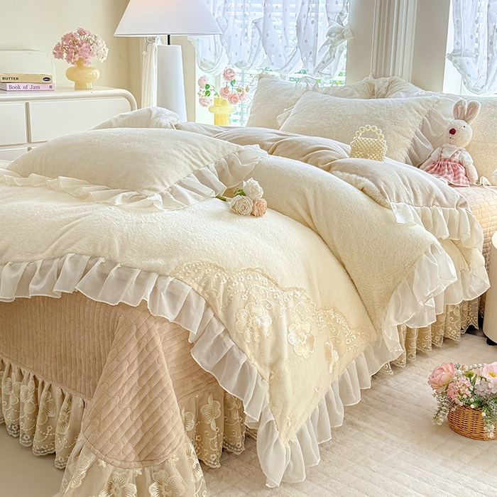 91家纺网 家纺一手货源 找家纺 唐人居 2025新款高克重兔毛绒花边夹棉床盖四件套-满满爱 满满爱-奶白