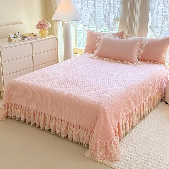 91家纺网 家纺一手货源 找家纺 唐人居 2025新款高克重兔毛绒花边夹棉床盖四件套-满满爱 满满爱-粉色