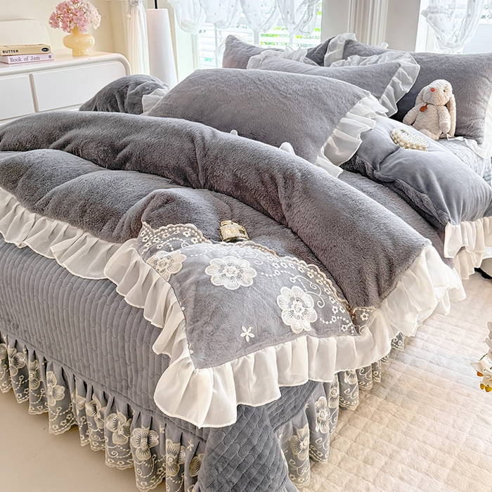 91家纺网 家纺一手货源 找家纺 唐人居 2025新款高克重兔毛绒花边夹棉床盖四件套-满满爱 满满爱-浅灰