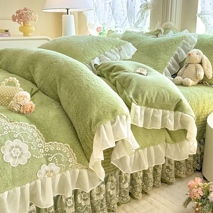 91家纺网 家纺一手货源 找家纺 唐人居 2025新款高克重兔毛绒花边夹棉床盖四件套-满满爱 满满爱-草绿