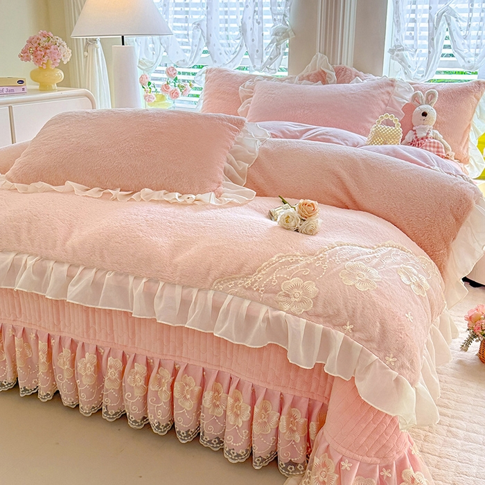 91家纺网 家纺一手货源 找家纺 唐人居 2025新款高克重兔毛绒花边夹棉床盖四件套-满满爱 满满爱-粉色