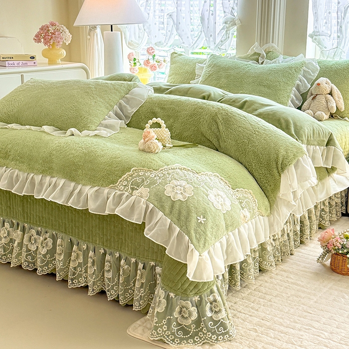 91家纺网 家纺一手货源 找家纺 唐人居 2025新款高克重兔毛绒花边夹棉床盖四件套-满满爱 满满爱-草绿