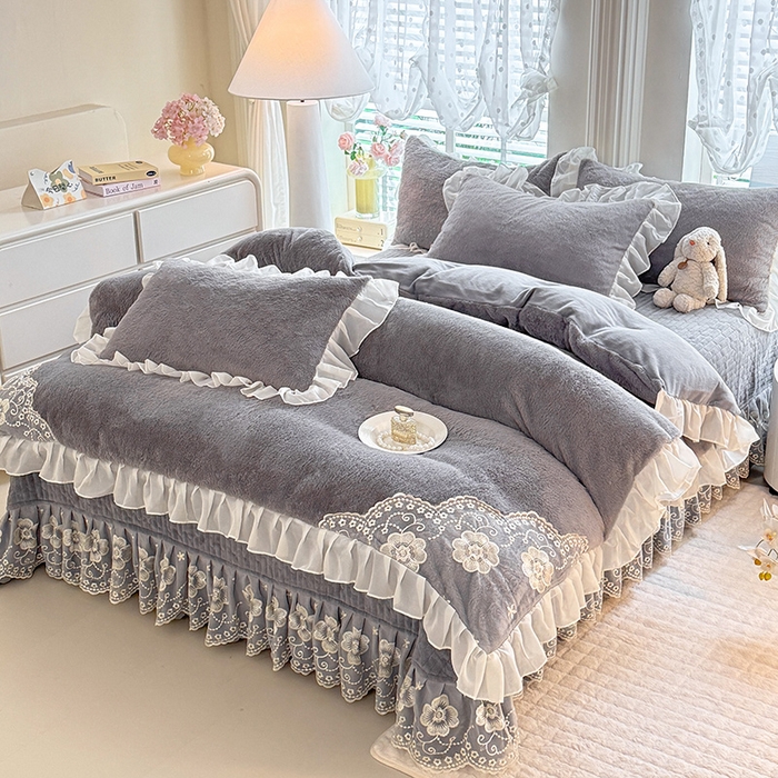 91家纺网 家纺一手货源 找家纺 唐人居 2025新款高克重兔毛绒花边夹棉床盖四件套-满满爱 满满爱-浅灰