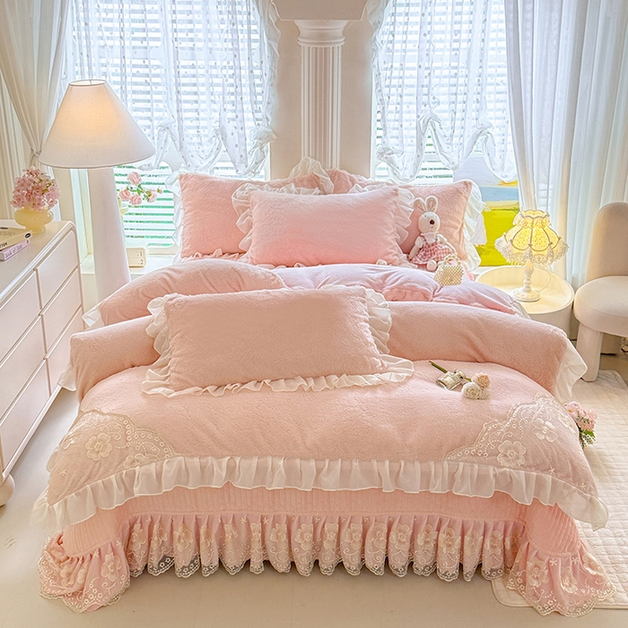 91家纺网 家纺一手货源 找家纺 唐人居 2025新款高克重兔毛绒花边夹棉床盖四件套-满满爱 满满爱-粉色