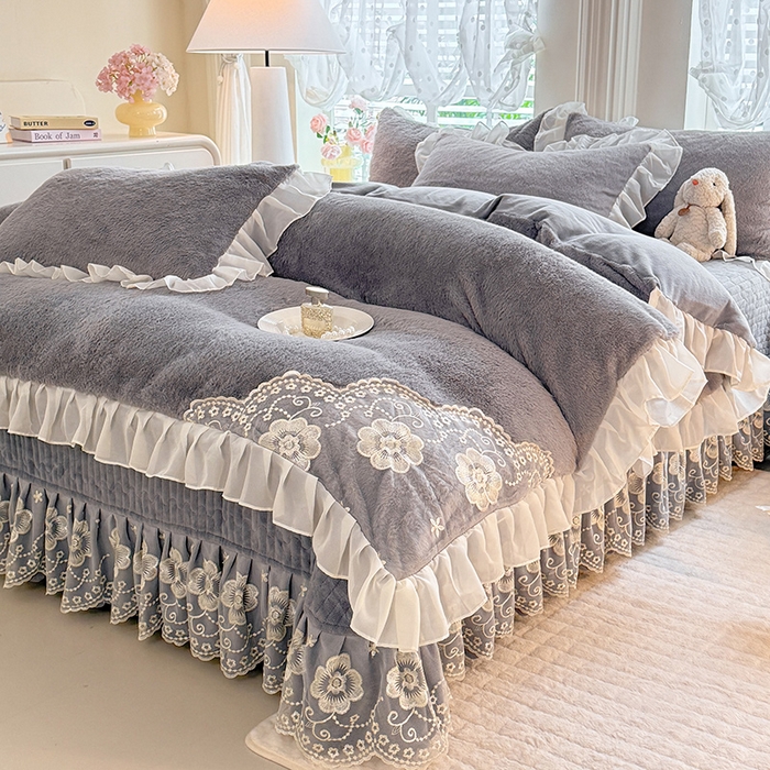 91家纺网 家纺一手货源 找家纺 唐人居 2025新款高克重兔毛绒花边夹棉床盖四件套-满满爱 满满爱-浅灰