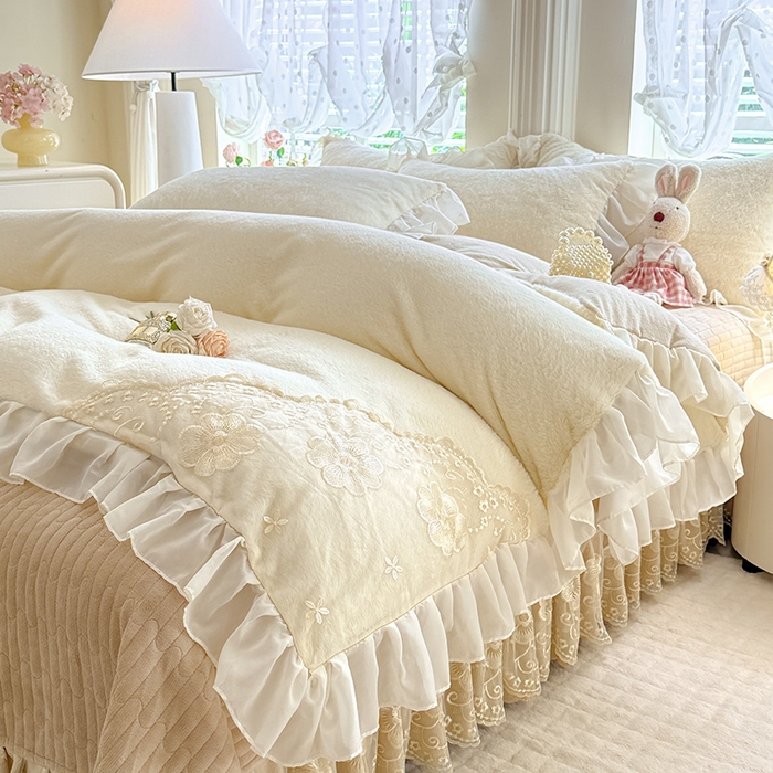 91家纺网 家纺一手货源 找家纺 唐人居 2025新款高克重兔毛绒花边夹棉床盖四件套-满满爱 满满爱-奶白