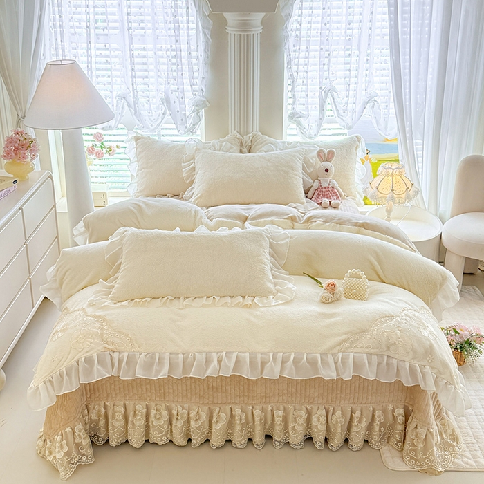 91家纺网 家纺一手货源 找家纺 唐人居 2025新款高克重兔毛绒花边夹棉床盖四件套-满满爱 满满爱-奶白
