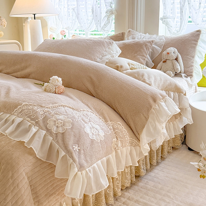 91家纺网 家纺一手货源 找家纺 唐人居 2025新款高克重兔毛绒花边夹棉床盖四件套-满满爱 满满爱-卡其