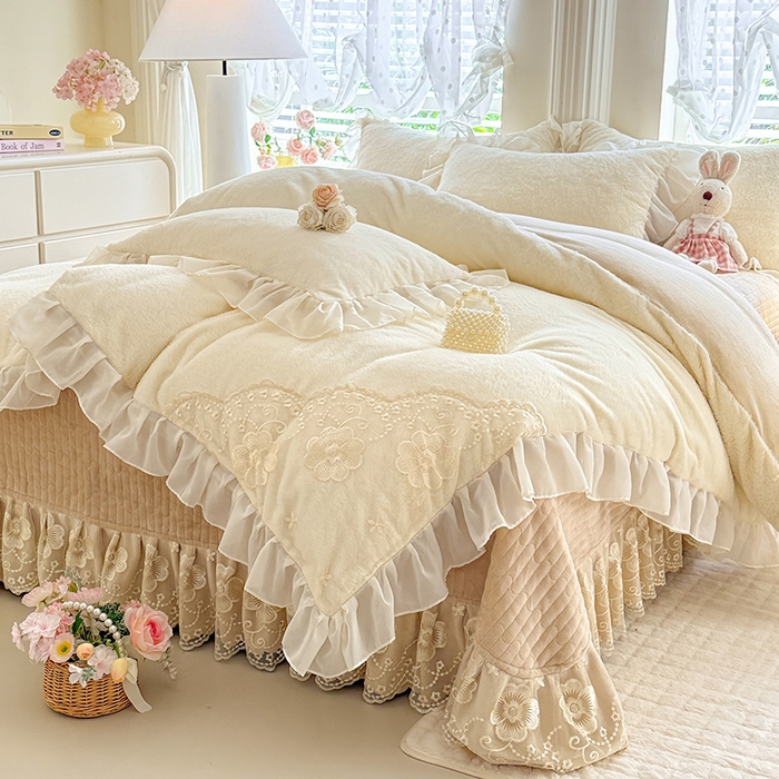91家纺网 家纺一手货源 找家纺 唐人居 2025新款高克重兔毛绒花边夹棉床盖四件套-满满爱 满满爱-奶白