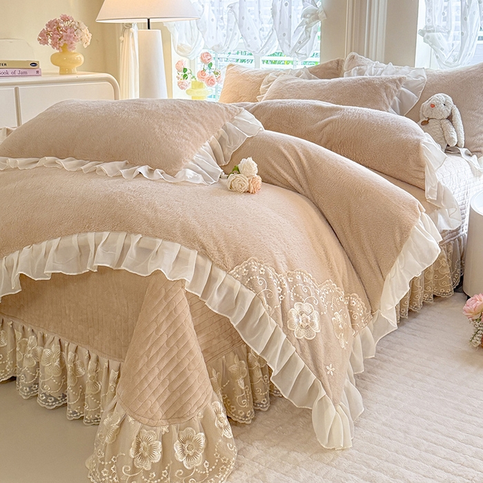 91家纺网 家纺一手货源 找家纺 唐人居 2025新款高克重兔毛绒花边夹棉床盖四件套-满满爱 满满爱-卡其