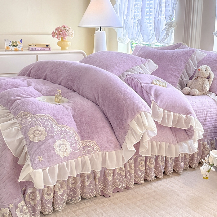 91家纺网 家纺一手货源 找家纺 唐人居 2025新款高克重兔毛绒花边夹棉床盖四件套-满满爱 满满爱-浅紫