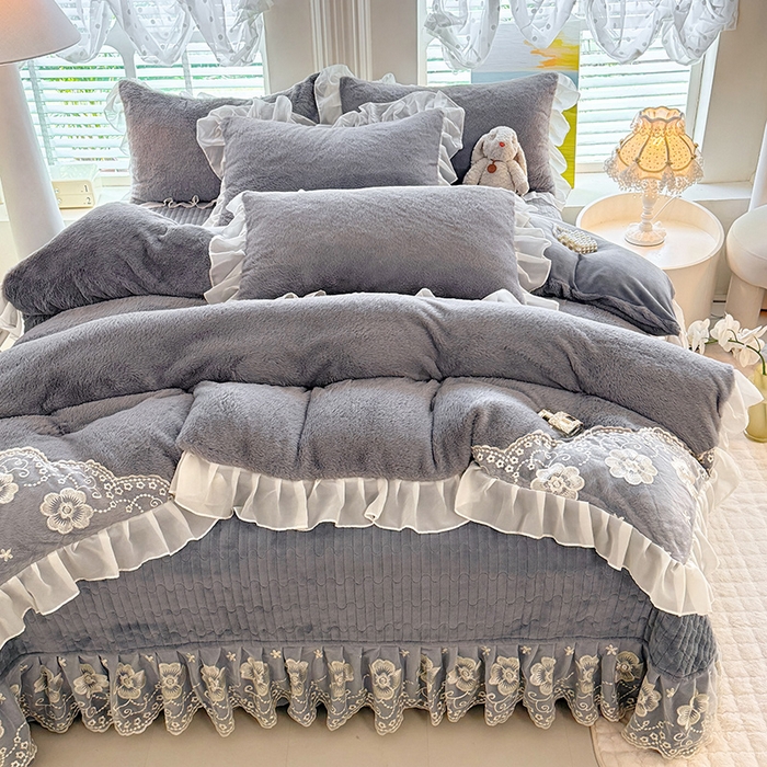 91家纺网 家纺一手货源 找家纺 唐人居 2025新款高克重兔毛绒花边夹棉床盖四件套-满满爱 满满爱-浅灰
