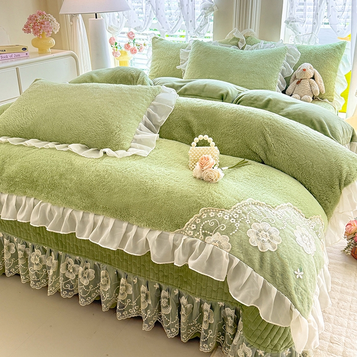 91家纺网 家纺一手货源 找家纺 唐人居 2025新款高克重兔毛绒花边夹棉床盖四件套-满满爱 满满爱-草绿