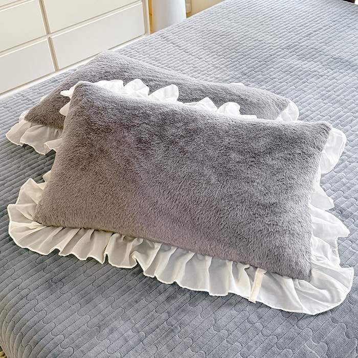 91家纺网 家纺一手货源 找家纺 唐人居 2025新款高克重兔毛绒花边夹棉床盖四件套-满满爱 满满爱-浅灰