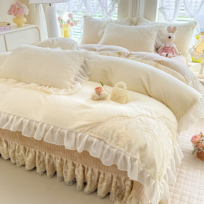 91家纺网 家纺一手货源 找家纺 唐人居 2025新款高克重兔毛绒花边夹棉床盖四件套-满满爱 满满爱-奶白