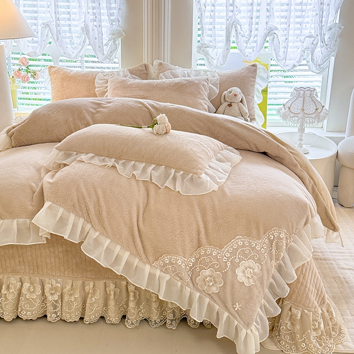 91家纺网 家纺一手货源 找家纺 唐人居 2025新款高克重兔毛绒花边夹棉床盖四件套-满满爱 满满爱-卡其