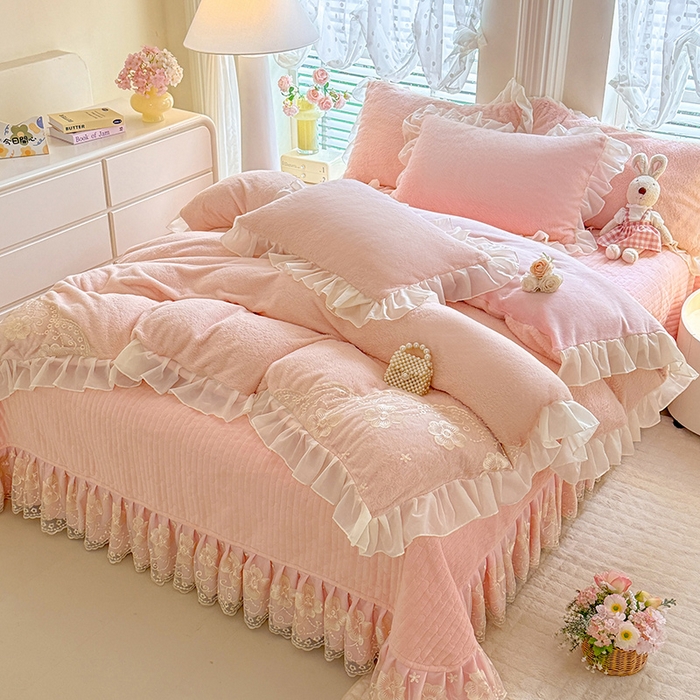 91家纺网 家纺一手货源 找家纺 唐人居 2025新款高克重兔毛绒花边夹棉床盖四件套-满满爱 满满爱-粉色