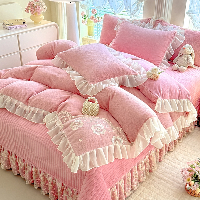 91家纺网 家纺一手货源 找家纺 唐人居 2025新款高克重兔毛绒花边夹棉床盖四件套-满满爱 满满爱-豆沙