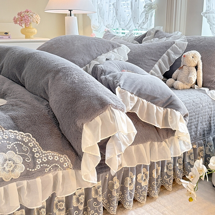 91家纺网 家纺一手货源 找家纺 唐人居 2025新款高克重兔毛绒花边夹棉床盖四件套-满满爱 满满爱-浅灰