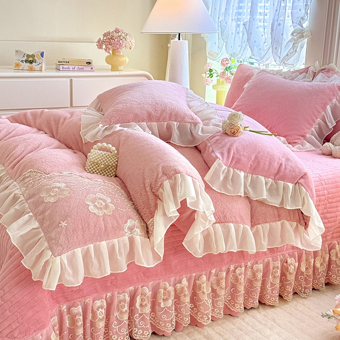 91家纺网 家纺一手货源 找家纺 唐人居 2025新款高克重兔毛绒花边夹棉床盖四件套-满满爱 满满爱-豆沙