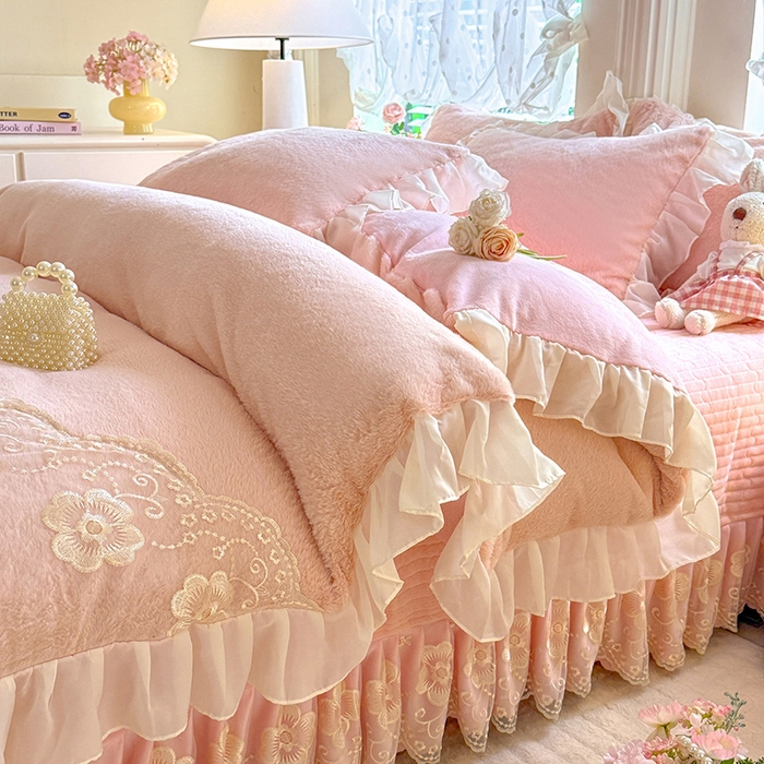 91家纺网 家纺一手货源 找家纺 唐人居 2025新款高克重兔毛绒花边夹棉床盖四件套-满满爱 满满爱-粉色