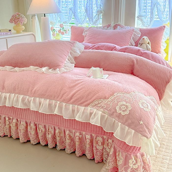 91家纺网 家纺一手货源 找家纺 唐人居 2025新款高克重兔毛绒花边夹棉床盖四件套-满满爱 满满爱-豆沙