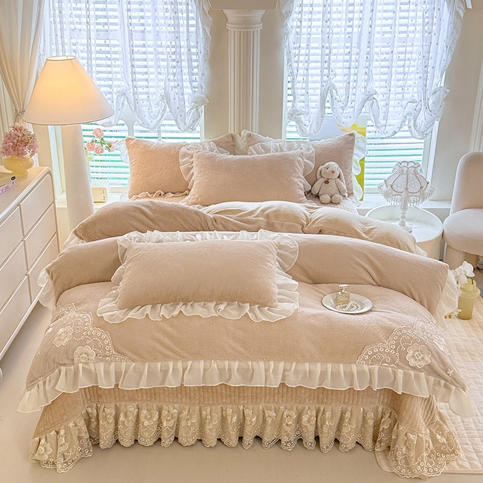 91家纺网 家纺一手货源 找家纺 唐人居 2025新款高克重兔毛绒花边夹棉床盖四件套-满满爱 满满爱-卡其