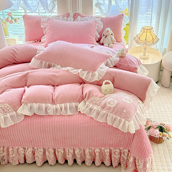 91家纺网 家纺一手货源 找家纺 唐人居 2025新款高克重兔毛绒花边夹棉床盖四件套-满满爱 满满爱-豆沙