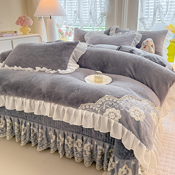 91家纺网 家纺一手货源 找家纺 唐人居 2025新款高克重兔毛绒花边夹棉床盖四件套-满满爱 满满爱-浅灰