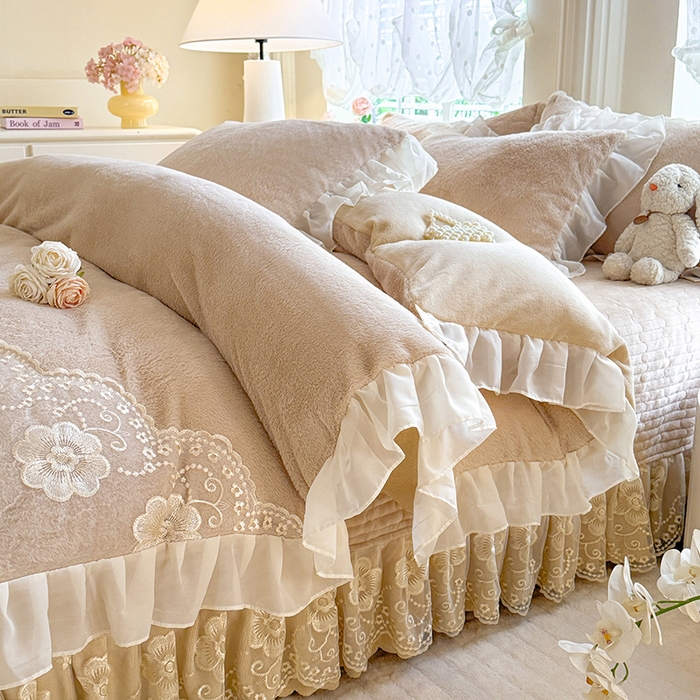 91家纺网 家纺一手货源 找家纺 唐人居 2025新款高克重兔毛绒花边夹棉床盖四件套-满满爱 满满爱-卡其