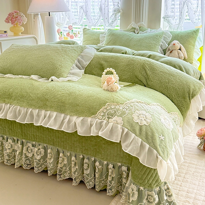 91家纺网 家纺一手货源 找家纺 唐人居 2025新款高克重兔毛绒花边夹棉床盖四件套-满满爱 满满爱-草绿
