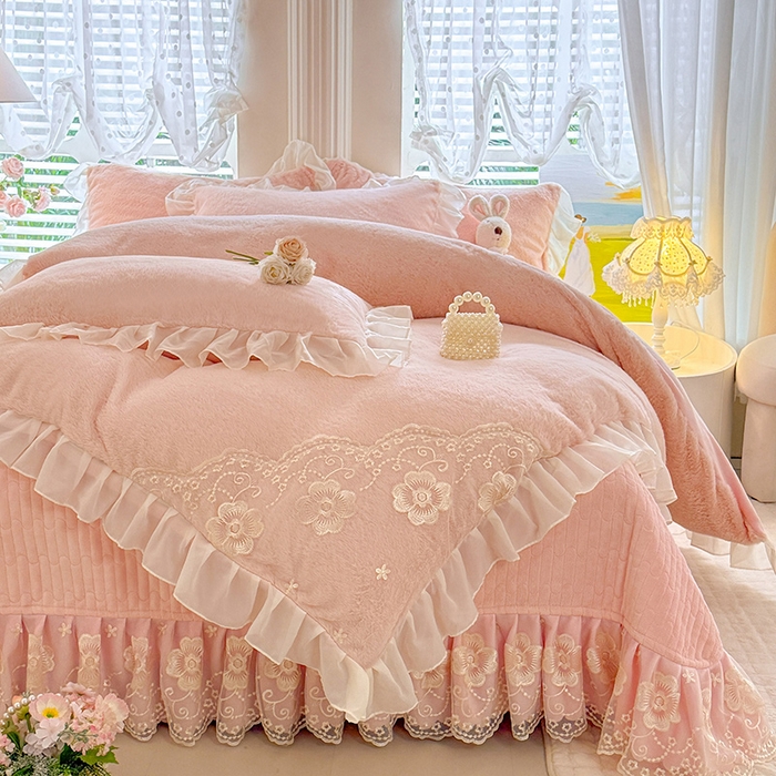 91家纺网 家纺一手货源 找家纺 唐人居 2025新款高克重兔毛绒花边夹棉床盖四件套-满满爱 满满爱-粉色