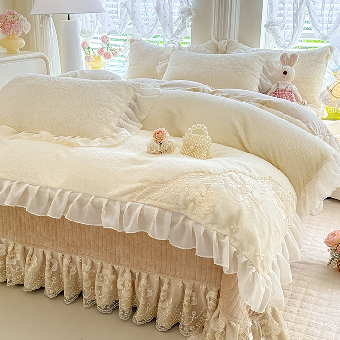 91家纺网 家纺一手货源 找家纺 唐人居 2025新款高克重兔毛绒花边夹棉床盖四件套-满满爱 满满爱-奶白