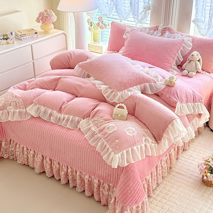 91家纺网 家纺一手货源 找家纺 唐人居 2025新款高克重兔毛绒花边夹棉床盖四件套-满满爱 满满爱-豆沙