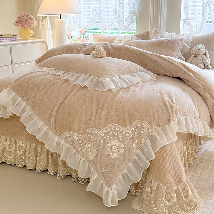 91家纺网 家纺一手货源 找家纺 唐人居 2025新款高克重兔毛绒花边夹棉床盖四件套-满满爱 满满爱-卡其