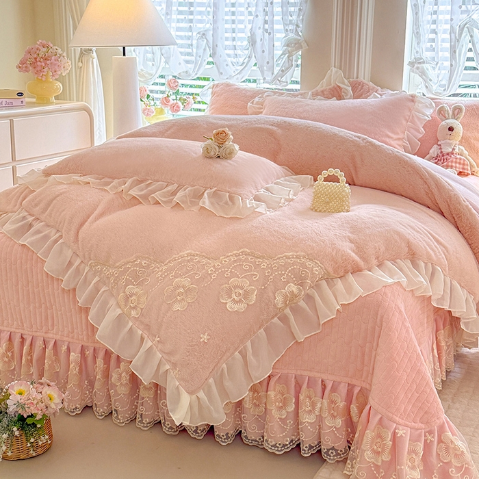 91家纺网 家纺一手货源 找家纺 唐人居 2025新款高克重兔毛绒花边夹棉床盖四件套-满满爱 满满爱-粉色