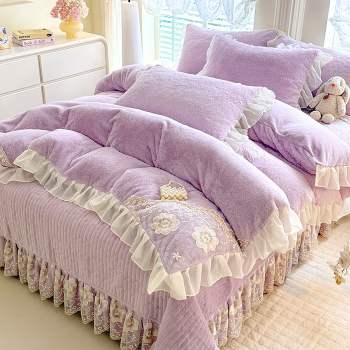 91家纺网 家纺一手货源 找家纺 唐人居 2025新款高克重兔毛绒花边夹棉床盖四件套-满满爱 满满爱-浅紫