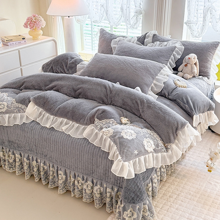 91家纺网 家纺一手货源 找家纺 唐人居 2025新款高克重兔毛绒花边夹棉床盖四件套-满满爱 满满爱-浅灰