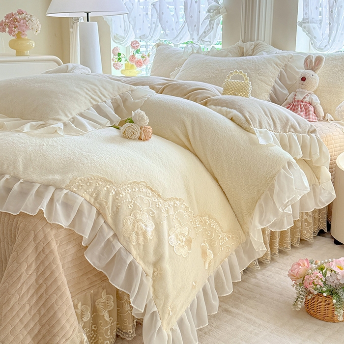 91家纺网 家纺一手货源 找家纺 唐人居 2025新款高克重兔毛绒花边夹棉床盖四件套-满满爱 满满爱-奶白