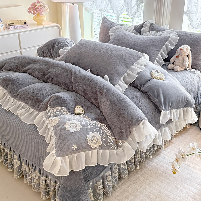 91家纺网 家纺一手货源 找家纺 唐人居 2025新款高克重兔毛绒花边夹棉床盖四件套-满满爱 满满爱-浅灰