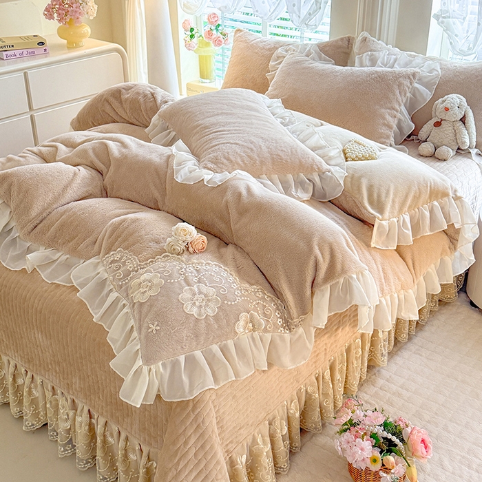 91家纺网 家纺一手货源 找家纺 唐人居 2025新款高克重兔毛绒花边夹棉床盖四件套-满满爱 满满爱-卡其