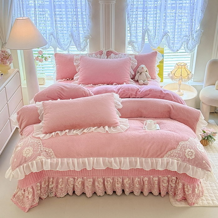 91家纺网 家纺一手货源 找家纺 唐人居 2025新款高克重兔毛绒花边夹棉床盖四件套-满满爱 满满爱-豆沙