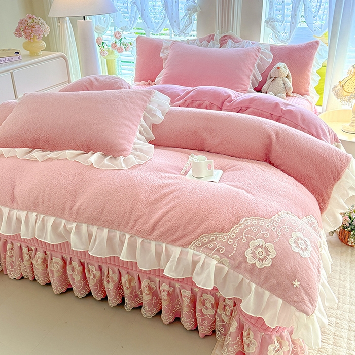 91家纺网 家纺一手货源 找家纺 唐人居 2025新款高克重兔毛绒花边夹棉床盖四件套-满满爱 满满爱-豆沙