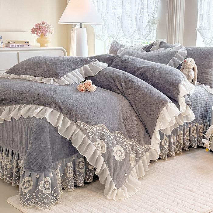 91家纺网 家纺一手货源 找家纺 唐人居 2025新款高克重兔毛绒花边夹棉床盖四件套-满满爱 满满爱-浅灰